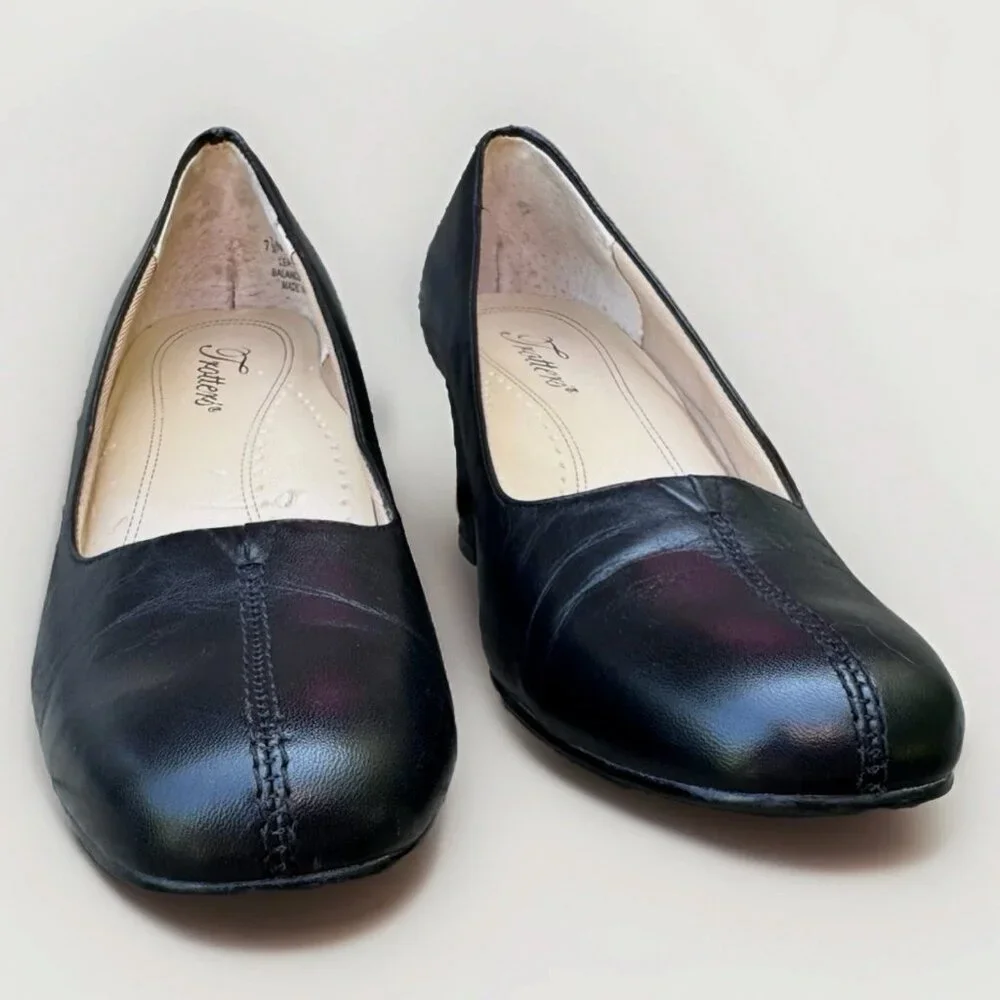 (7.5 N) TROTTERS Black Square Toe 2.5” Block Heels